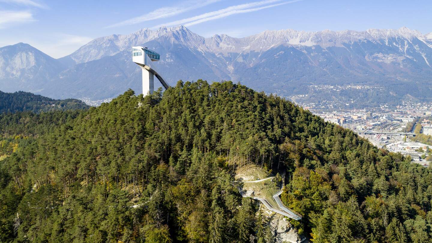 Panoramaansicht auf Bergiselschanze von Innsbruck im Sommer | © Innsbruck Tourismus/Mario Webhofer