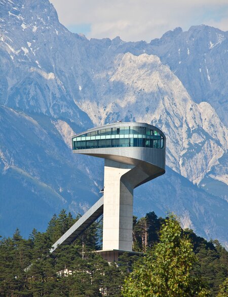 Bergiselschanze mit Panoramarestaurant in Innsbruck | © Innsbruck Tourismus