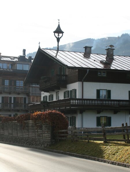 Die Strasse von Kitzbuehel mit charmanten Haeusern | © gettyimages.com/aschclear