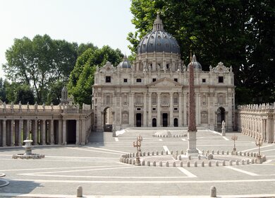 Miniatur im Minimundus in Klagenfurt der Basilika Sankt Peter im Vatikan in Rom | © Gettyimages.com/theowl84