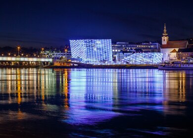 Beleuchtetes Ars Electronica Center Linz an der Donau in der Nacht | © Gettyimages.com/mmuenzl