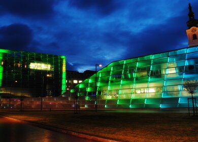 Beleuchtetes Ars Electronica Center Linz in der Nacht | © Gettyimages.com/StockImages_AT