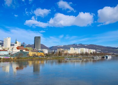 Blick auf die Stadt Linz in Oesterreich und die Donau | © Gettyimages.com/Olgers Avllazagaj