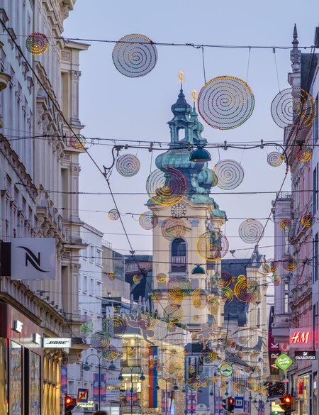 Strasse mit bunter Weihnachtsdekoration in Linz | © Gettyimages.com/Flavio Vallenari