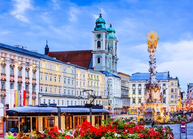 Hauptplatz mit Dreifaltigkeitssaeule und Ignatiuskirche in Linz | © Gettyimages.com/SCStock