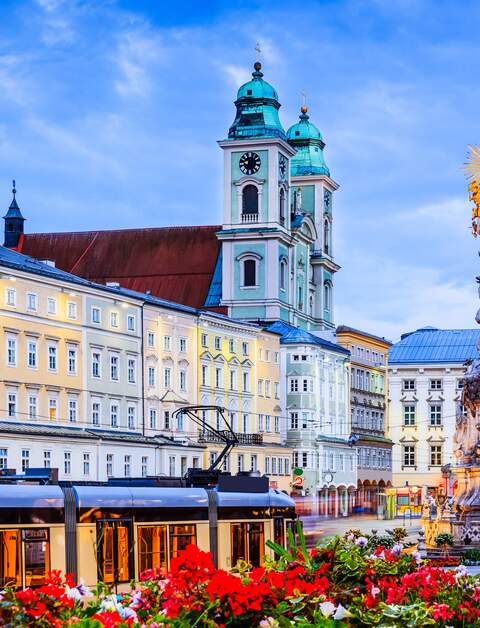 Hauptplatz mit Dreifaltigkeitssaeule und Ignatiuskirche in Linz | © Gettyimages.com/SCStock