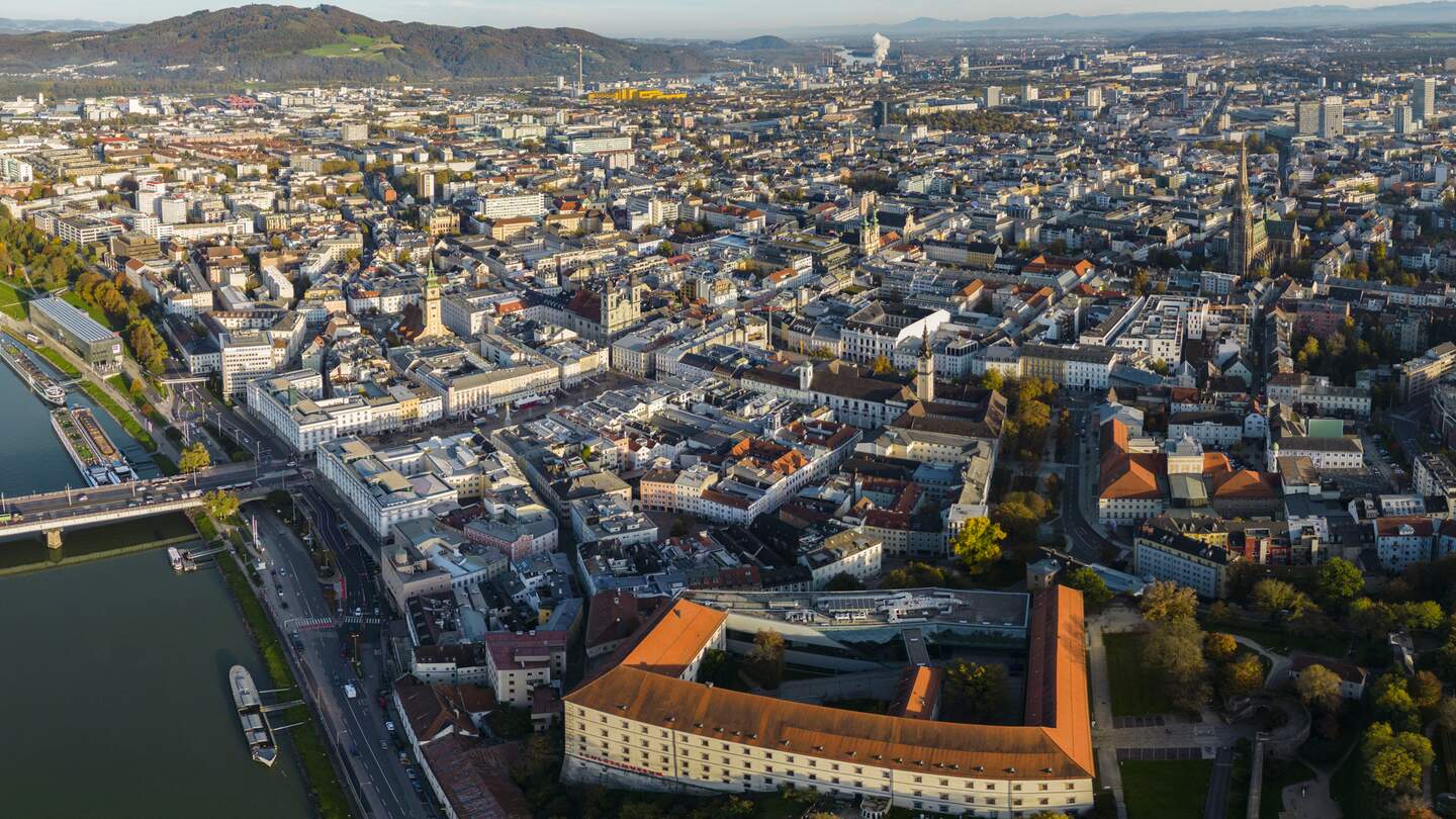 Luftaufnahme der Stadt Linz an der Donau in Oesterreich | © Gettyimages.com/gdmpro