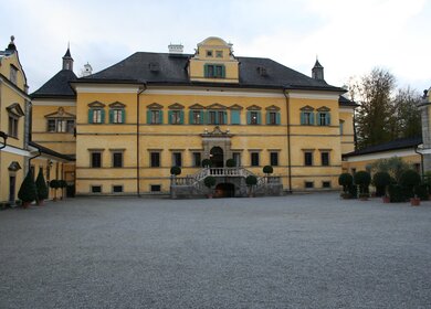 Das Schloss Hellbrunn mit Innenhof in Salzburg | © Gettyimages.com/rhump