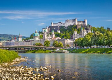 Schoene Aussicht auf die Salzburger Skyline mit Festung Hohensalzburg und Salzach im Sommer | © Gettyimages.com/bluejayphoto