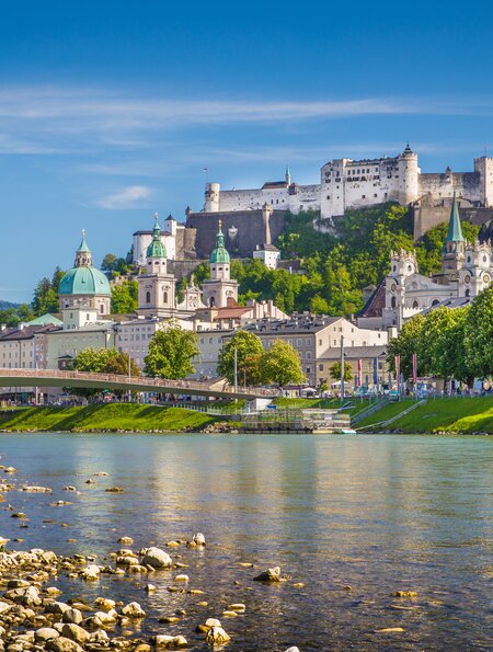 Schoene Aussicht auf die Salzburger Skyline mit Festung Hohensalzburg und Salzach im Sommer | © Gettyimages.com/bluejayphoto