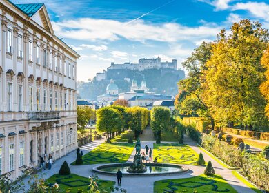 Die beruehmten Gaerten von Schloss Mirabell mit historischen Festung in Salzburg | © Gettyimages.com/bluejayphoto