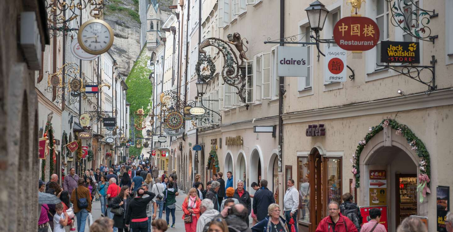 Belebte Getreidegasse in Salzburg | © Gettyimages.com/4FR