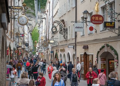 Belebte Getreidegasse in Salzburg | © Gettyimages.com/4FR
