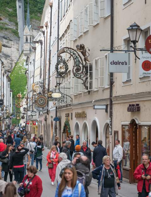 Belebte Getreidegasse in Salzburg | © Gettyimages.com/4FR