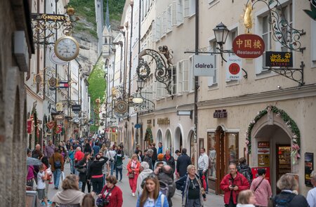 Belebte Getreidegasse in Salzburg | © Gettyimages.com/4FR