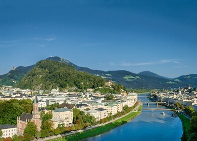 Altstadt von Salzburg flankiert vom Kapuzinerberg | © Gettyimages.com/PeterHermesFurian