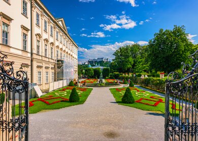 Beruehmte Mirabellgaerten mit historischer Festung in Salzburg | © Gettyimages.com/DaLiu