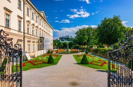 Beruehmte Mirabellgaerten mit historischer Festung in Salzburg | © Gettyimages.com/DaLiu