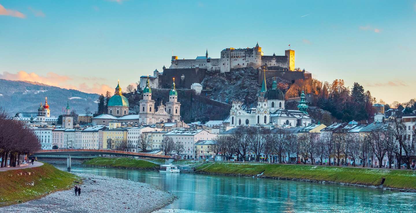 Altstadt von Salzburg, Oesterreich, bei Sonnenuntergang im Winter | © Gettyimages.com/naturenow