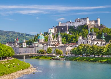  Aussicht auf die Salzburger Skyline mit Festung Hohensalzburg und Salzach  | © gettyimages.com/bluejayphoto