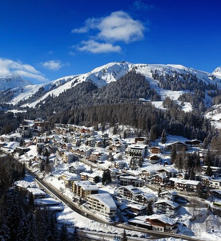 Skigebiet St. Anton am Arlberg mit Gebirgszug und blauem Himmel in Österreich. | © GettyImages.com/	imagean