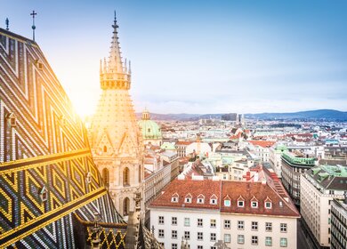 Blick vom Dach des Stephansdom auf die Skyline der Stadt Wien bei Sonnenschein | © Gettyimages.com/bluejayphoto