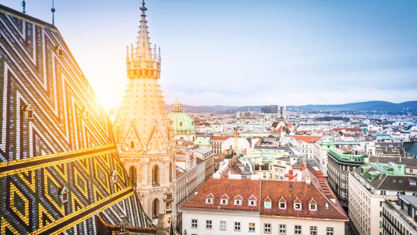 Blick vom Dach des Stephansdom auf die Skyline der Stadt Wien bei Sonnenschein | © Gettyimages.com/bluejayphoto