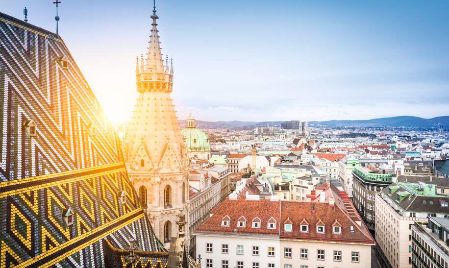 Blick vom Dach des Stephansdom auf die Skyline der Stadt Wien bei Sonnenschein | © Gettyimages.com/bluejayphoto