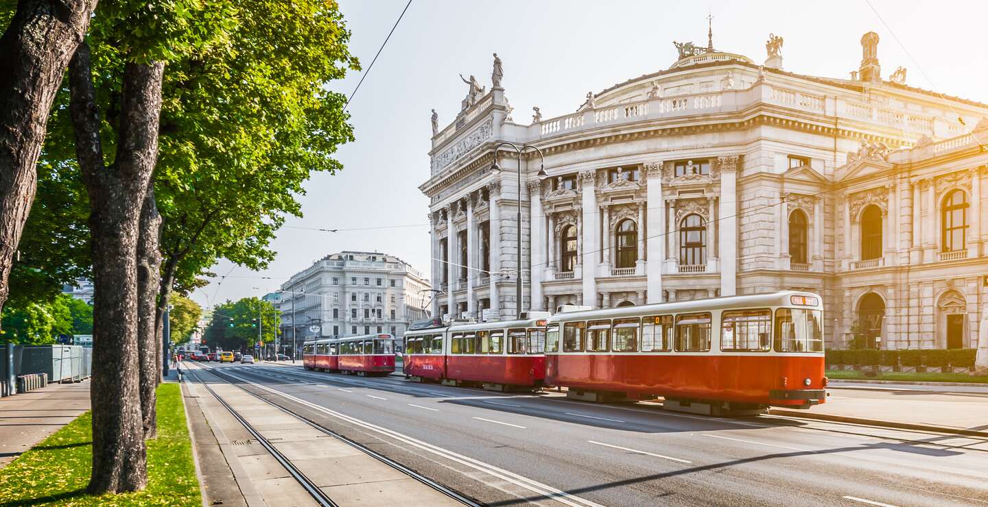 Wiener Ringstrasse, Burgtheater und Strassenbahn bei Sonnenaufgang | © Gettyimages.com/bluejayphoto