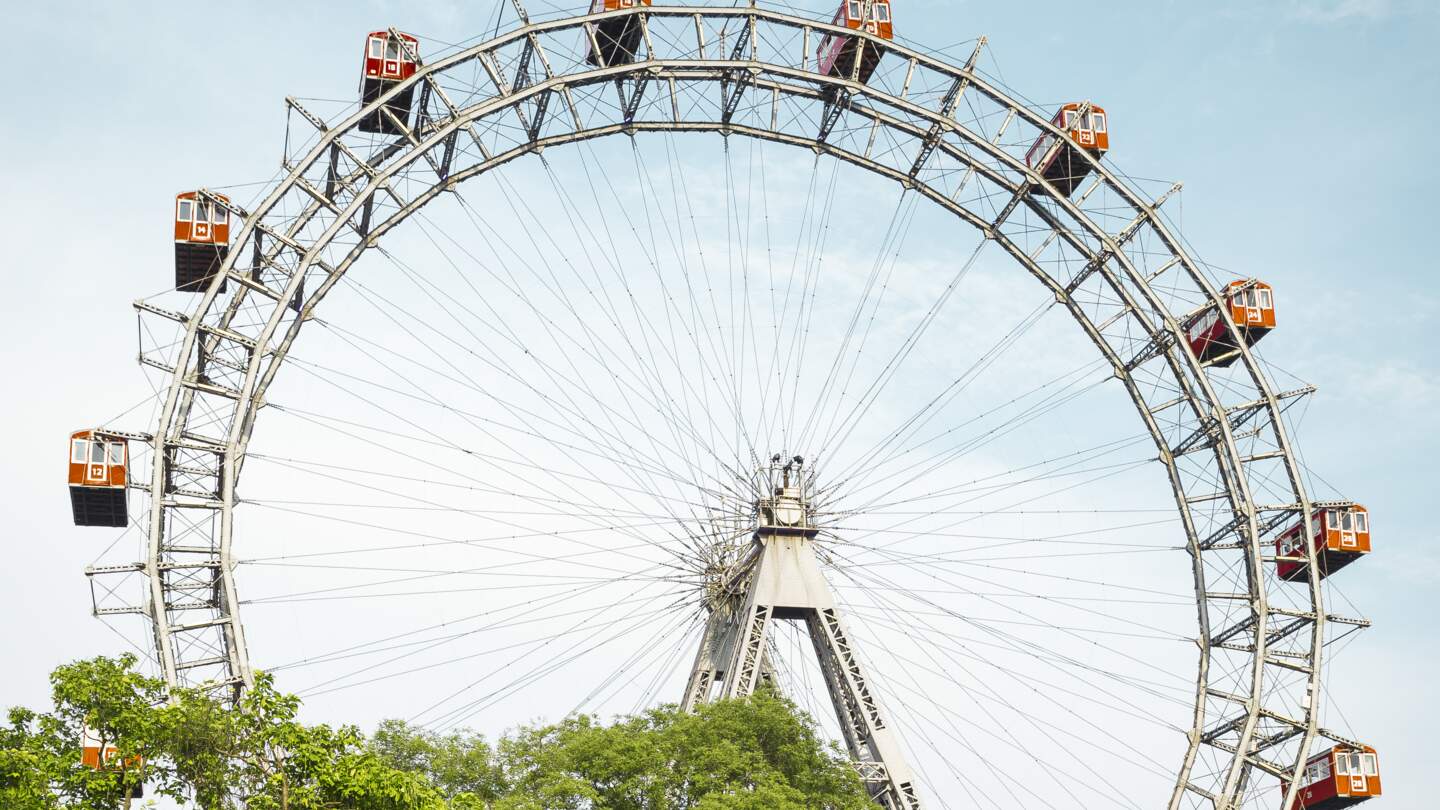 Riesenrad im Prater in Wien mit leicht bewoeltem Himmel | © Gettyimages.com/mikolajn