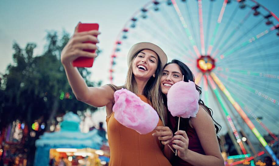 Zwei Frauen machen ein Foto von sich vor dem Riesenrad in Wien | © Gettyimages.com/praetorianphoto