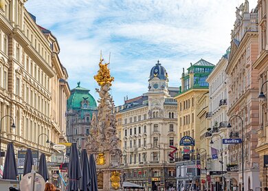 Grabenstrasse und Pestsaeule im Zentrum von Wien bei schoenem Wetter | © Gettyimages.com/Vladislav Zolotov