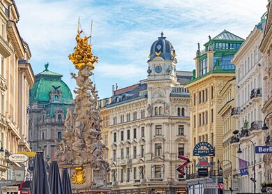 Grabenstrasse und Pestsaeule im Zentrum von Wien bei schoenem Wetter | © Gettyimages.com/Vladislav Zolotov