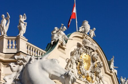 Statue vor dem Schloss Belvedere in Wien, Oesterreich | © Gettyimages.com/Valeria73