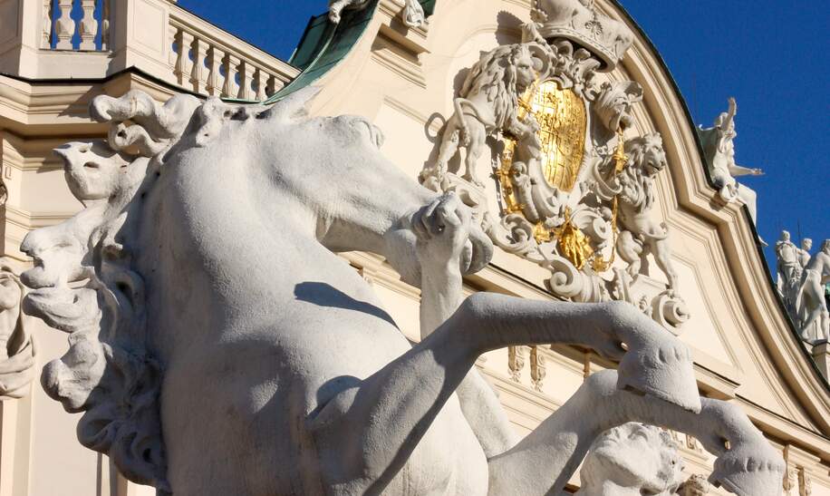 Statue vor dem Schloss Belvedere in Wien, Oesterreich | © Gettyimages.com/Valeria73
