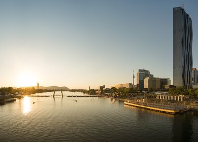 Panorama der Donau und der Donauinsel in Wien bei Sonnenuntergang | © Gettyimages.com/altmodern