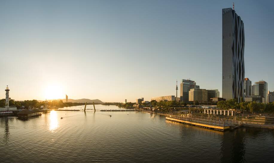 Panorama der Donau und der Donauinsel in Wien bei Sonnenuntergang | © Gettyimages.com/altmodern