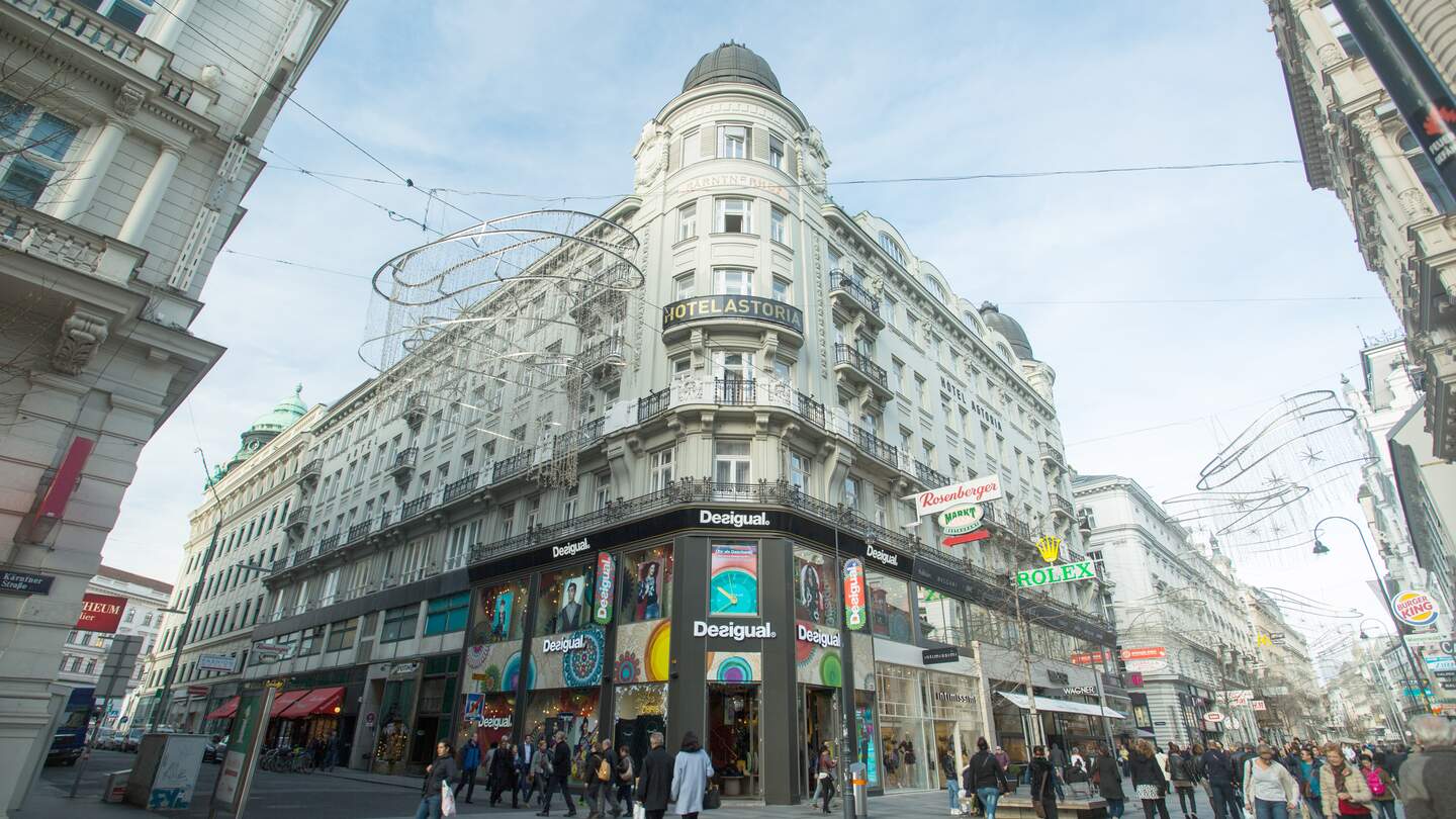 Menschen laufen in der belebten Kärntnerstraße in Wien | © Gettyimages.com/ShutterOK