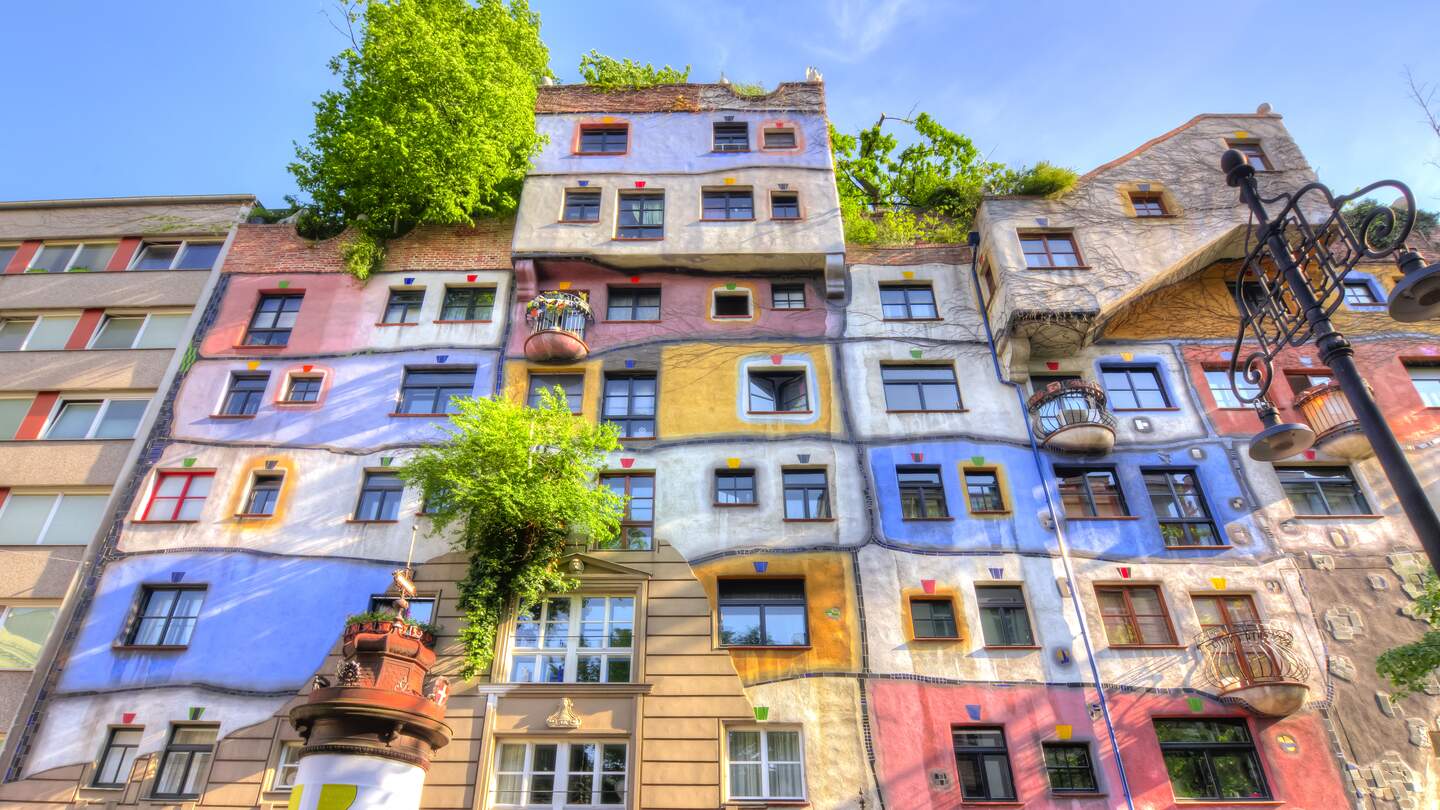 Hunderwasserhaus in Wien an einem sonnigen Tag | © Gettyimages.com/Vladislav Zolotov