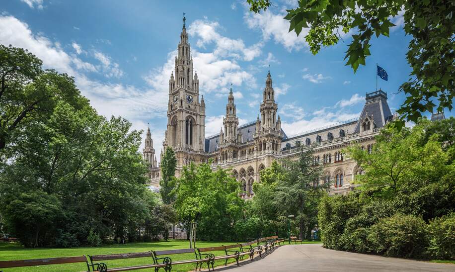 Park in Wien mit Blick auf das Rathaus an einem Sommertag | © Gettyimages.com/Trifonov_Evgeniy