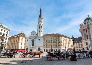 Pferdekutschen auf dem St. Michael Platz (Michaelerplatz), Wien | © Gettyimages.com/Vladislav Zolotov
