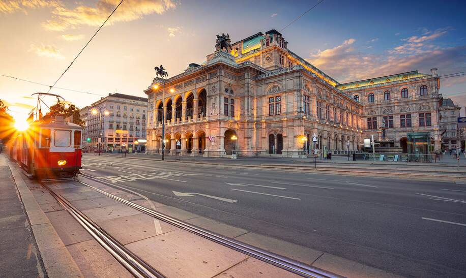 die Wiener Staatsoper, ein praechtiges Gebaeude im neorenaissance Stil, beleuchtet von der tiefstehenden Sonne.  | © gettyimages.com/Rudolf Balasko