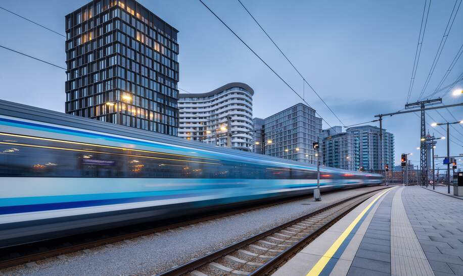 Hochgeschwindigkeitszug in Bewegung auf dem Bahnhof in der Abenddaemmerung.  | © den-belitsky/Gettyimages.com