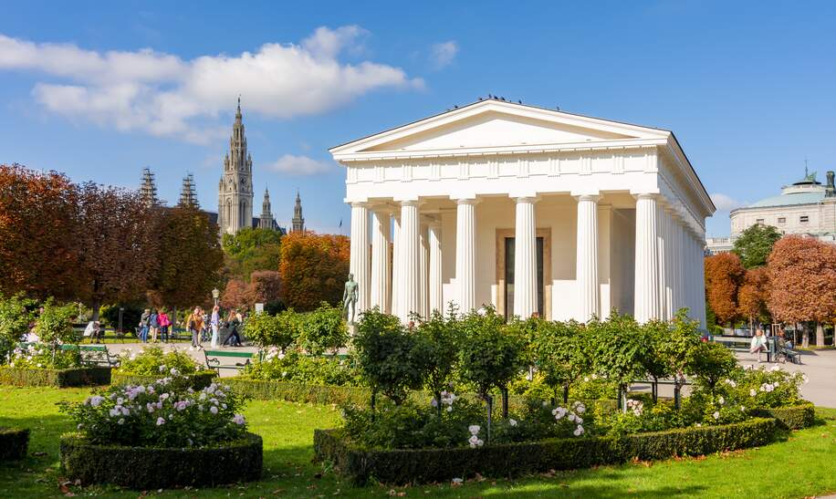 Tempel des Theseus im Volksgarten mit Rathaus im Hintergrund, Wien, Oesterreich  | © Gettyimages.com/Vladislav Zolotov