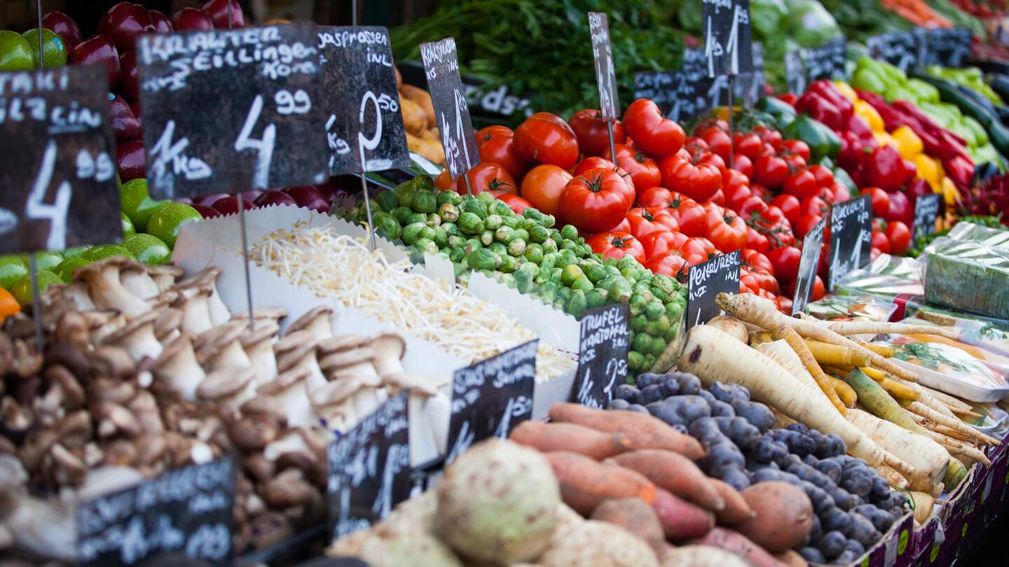 Naschmarkt Marktstand mit frischem Gemuese in Wien, Oesterreich | © Gettyimages.com/anzeletti