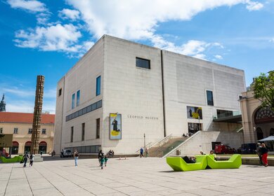  Aussenansicht des Leopold Museums am Museumsplatz im Museumsquartier in Wien, mit Menschen | © Gettyimages.com/AlizadaStudios