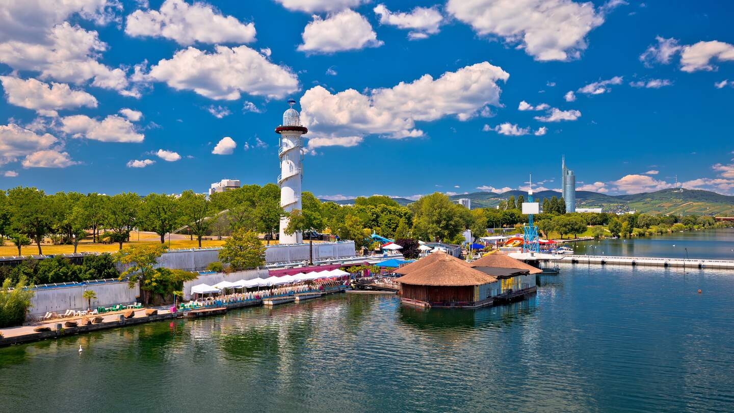 Strandbad auf der Donauinsel in Wien mit einem Leuchturm als Blickfang | © GettyImages.com/xbrchx