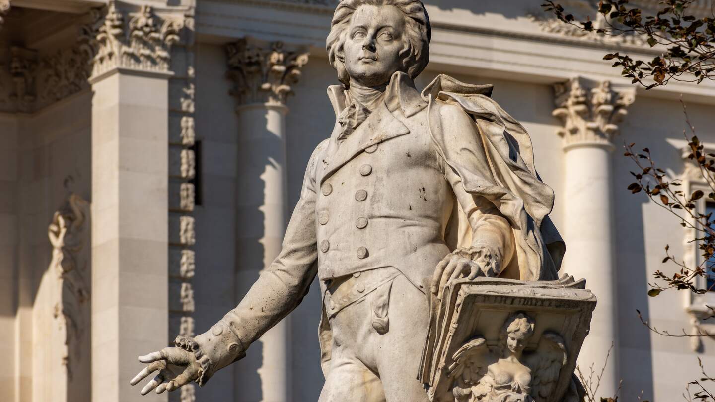  Oberkörper Detailansicht des Denkmals vom Komponisten Wolfgang Madeus Mozart im Burggarten von Wien | © GettyImages.com/Vladislav Zolotov