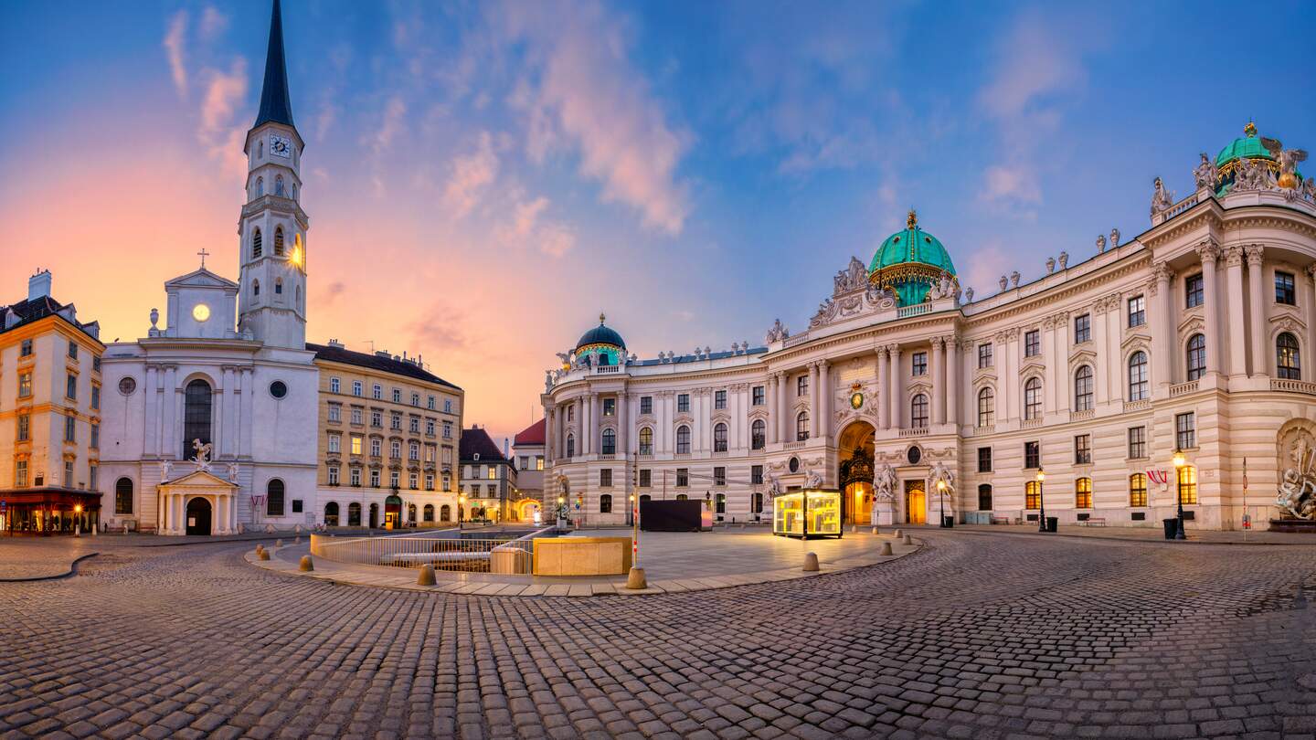 Panorama Ansicht auf den Michaelerplatz in Wien bei Dämmerung | © GettyImgaes/RudyBalasko