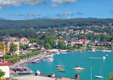 Malerisches Velden am Wörthersee in Kärnten, Österreich an einem Sommertag | © Gettyimages.com/eurotravel